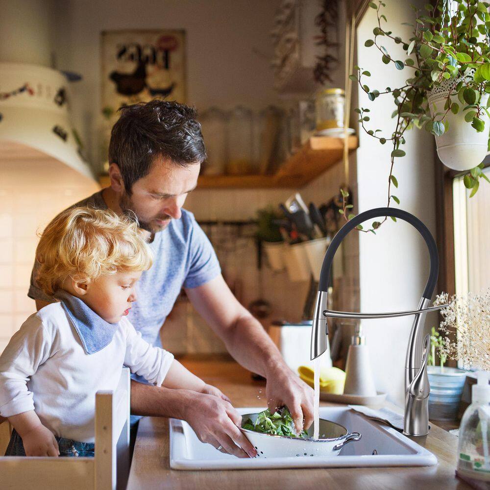 19.9 Magnetic 360 ° Spout Swivel Pull Down Sprayer Kitchen Faucet with Deckplate and Supply Line in Brushed Nickel - Hercitys